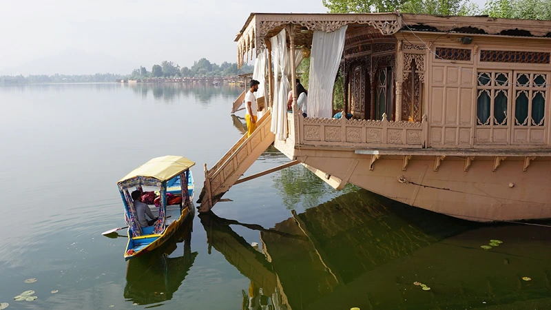 Srinagar, stay on a houseboat