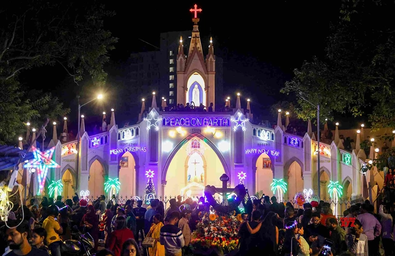 Travel Hacks for Saving Money on Holidays during the Festive Season (1) Travel Hacks to Save Money During Festive Holidays