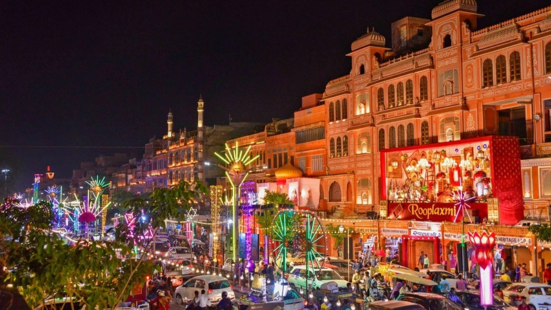 Travel Hacks for Saving Money on Holidays during the Festive Season (4) Travel Hacks to Save Money During Festive Holidays