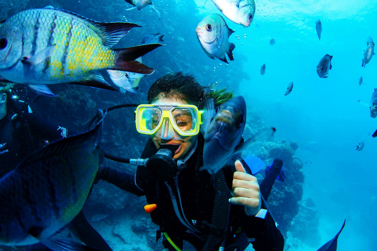 close-up-woman-scuba-diving-great-barrier-reef close-up-woman-scuba-diving-great-barrier-reef