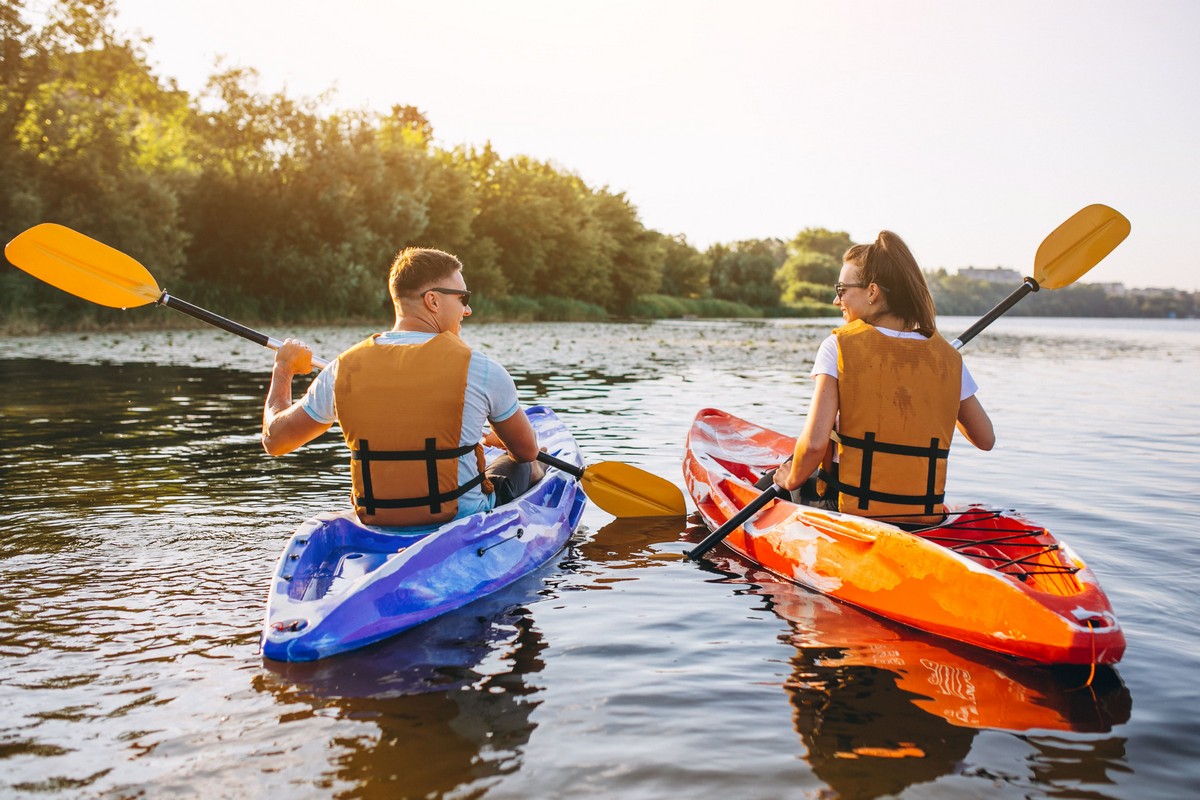 couple-together-kayaking-river couple-together-kayaking-river